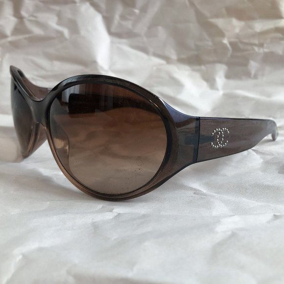 CHANEL brown wraparound sunglasses with hardshell carrying case - Picture 4 of 17